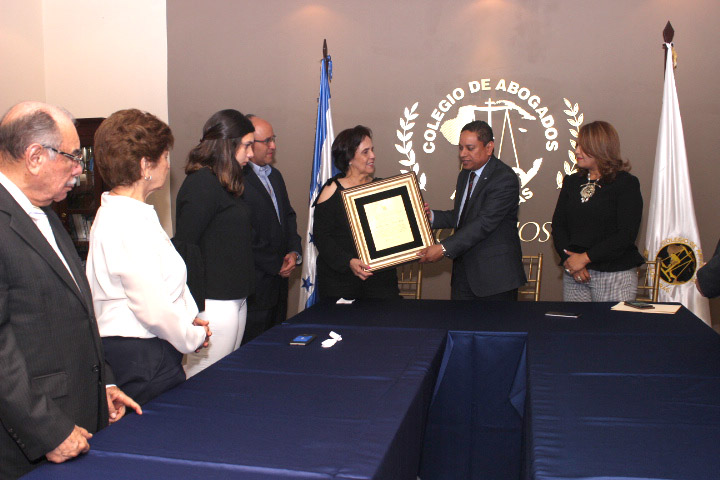 Homenaje póstumo al Abogado Luis Alonso Pineda BATRES” (QDDG)